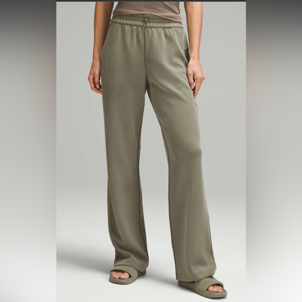 Lululemon Softstreme High-Rise Pant Army Green size 6 like new